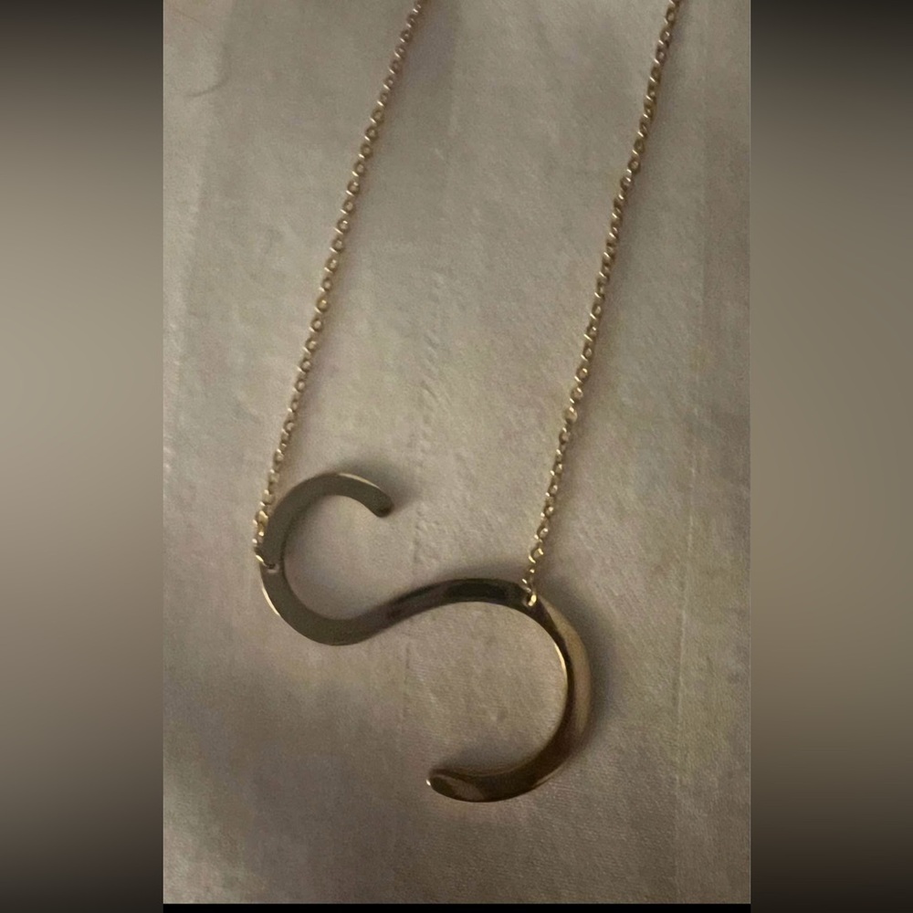 Chic Costume Jewelry Gold Necklace with Side Hanging “S”